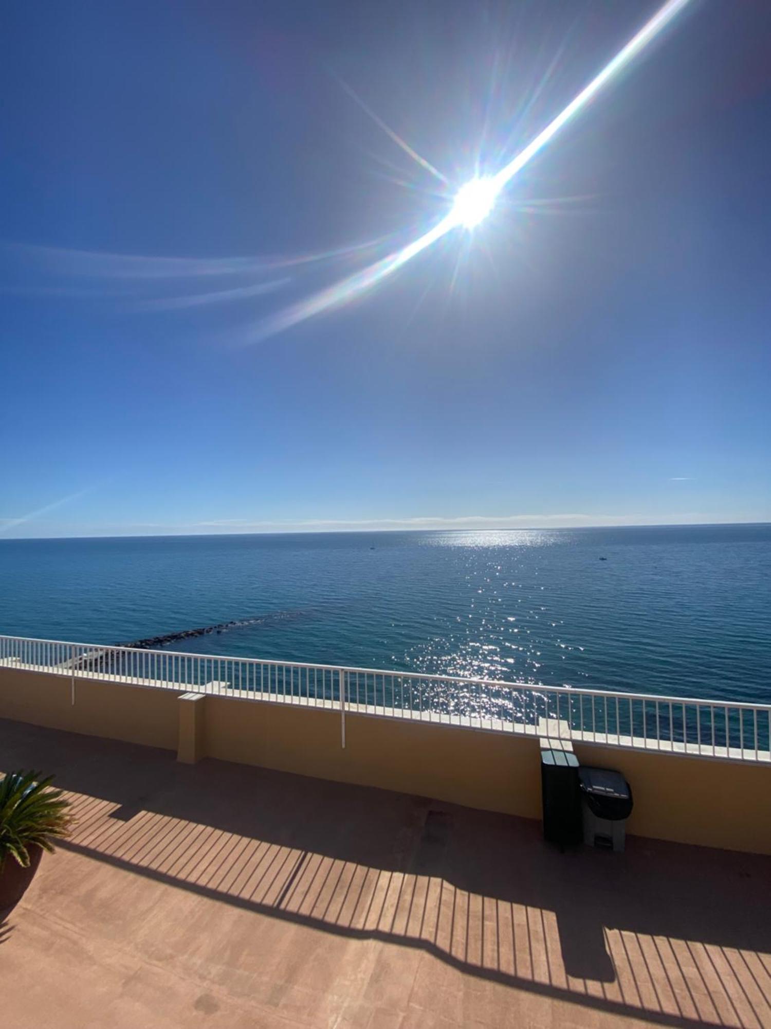 Marbella Beachfront Edificio Mayoral Primera Linea De Playa Y Centro Ciudad Con Barco Opcional Bagian luar foto